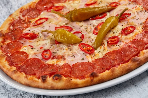 Italienische Pizza Auf Weißem Teller Nahsicht — Stockfoto