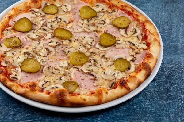 Friss Pizza Fehér Tányéron Közelről — Stock Fotó