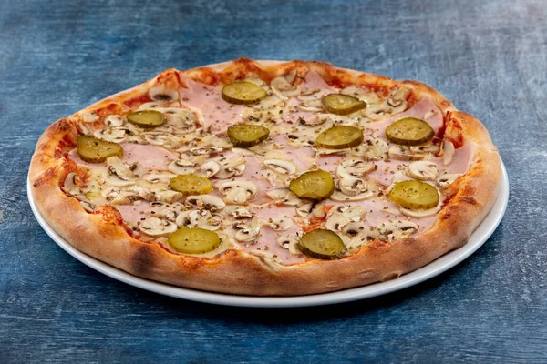 Friss Pizza Fehér Tányéron Közelről — Stock Fotó