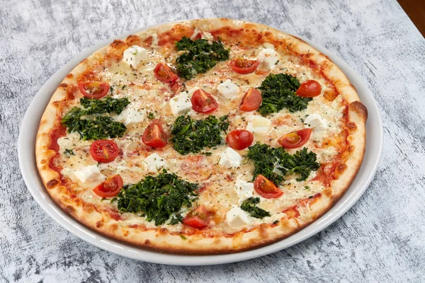 Verse Pizza Wit Bord Van Dichtbij Bekeken — Stockfoto