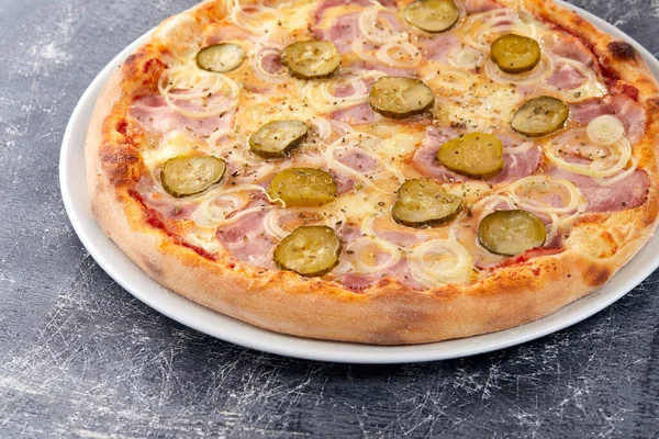 Frische Pizza Auf Weißem Teller Nahsicht — Stockfoto