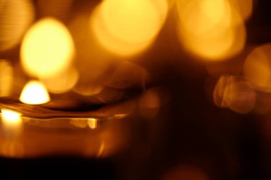 Siyah arkaplandaki mum ışıklarının görünümü