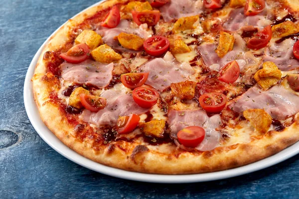 Frische Pizza Auf Weißem Teller Nahsicht — Stockfoto