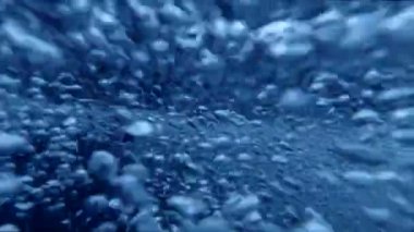 Hava kabarcıklarıyla akan mavi suyun sualtı görüntüsü