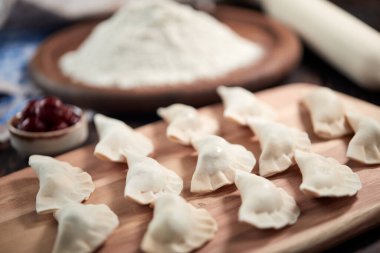 Tahtada kirazlı çiğ hamur tatlısı.