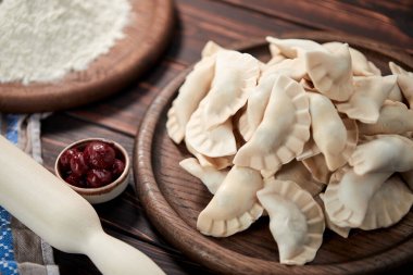 Tahtada kirazlı çiğ hamur tatlısı.