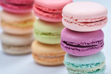 Beyaz arkaplanda izole edilmiş lezzetli badem kurabiyeleri, yakın görünüm 