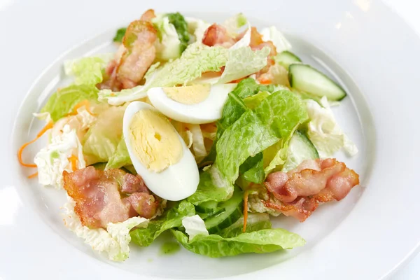 Salade Met Komkommer Wit Bord Van Dichtbij Bekeken — Stockfoto