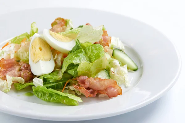 Salade Met Komkommer Wit Bord Van Dichtbij Bekeken — Stockfoto