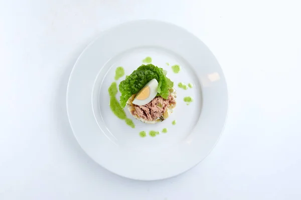 Salat Mit Thunfisch Und Auf Weißem Teller Nahsicht — Stockfoto