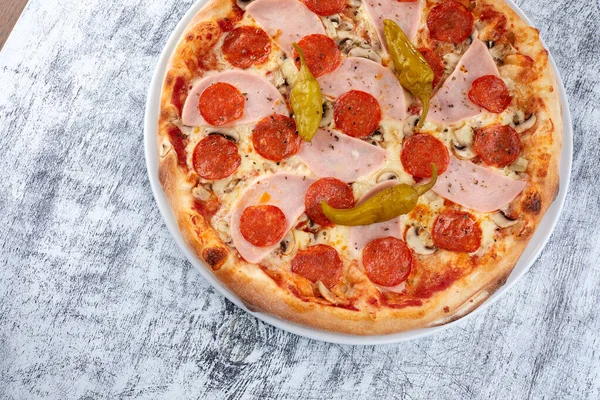 Ζεστό Φρέσκο Πίτσα Λευκό Πιάτο Κοντινή Θέα — Φωτογραφία Αρχείου