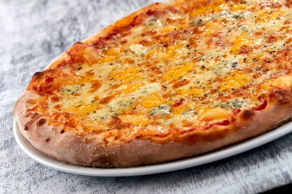 Forró Friss Pizza Fehér Tányéron Közelről — Stock Fotó