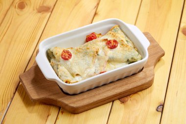 Peynirli gözleme ve ahşap masadaki fırında domates, yakın görüş.  