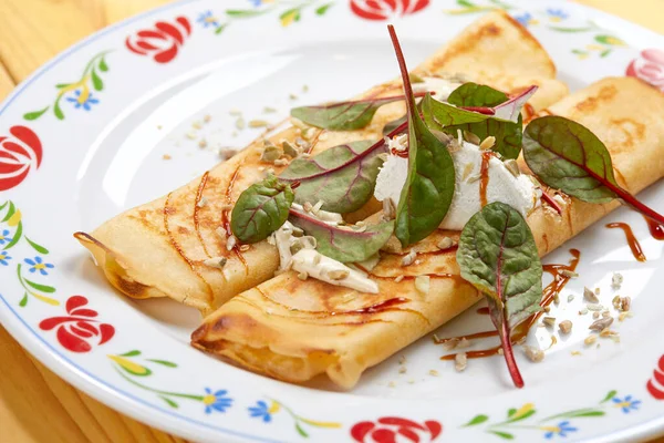 Frittelle Con Formaggio Piatto Bianco Vista Vicino — Foto Stock