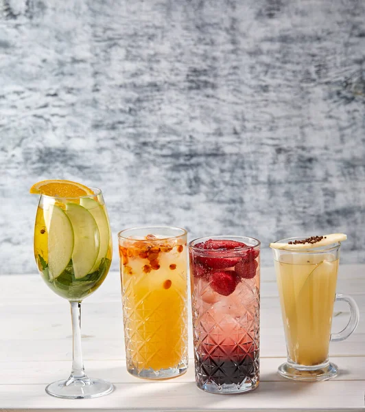 Cocktails Verão Com Frutas Bagas Bar — Fotografia de Stock