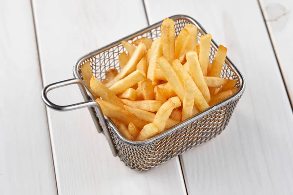 Pommes Frites Eisenkorb Auf Dem Tisch — Stockfoto