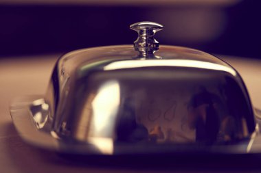 Parlak tereyağı tabağı, yakın görüş. 