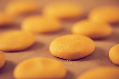 Parşömen üzerindeki tereyağlı kurabiyeler, yakın görünüm 