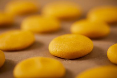 Parşömen üzerindeki tereyağlı kurabiyeler, yakın görünüm 