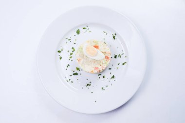 Beyaz tabakta pirinç ve yumurta salatası, yakın görüş. 