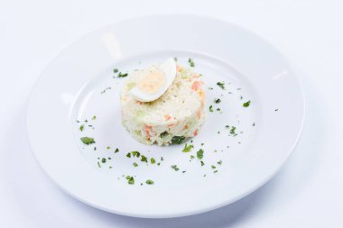 Beyaz tabakta pirinç ve yumurta salatası, yakın görüş. 