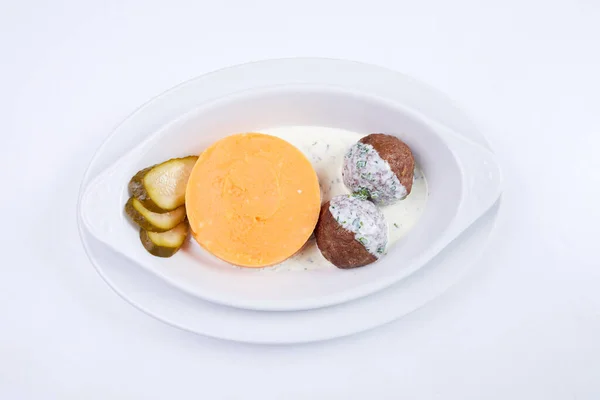 Frikadellen Mit Kartoffelpüree Und Sauce Auf Weißem Teller Nahsicht — Stockfoto