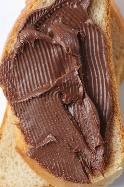 Brood Met Chocolade Crème Witte Achtergrond Dichtbij Uitzicht Ontbijt Concept — Stockfoto