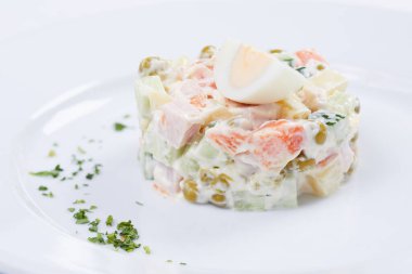 Beyaz tabakta Rus salatası, yakın görüş. 