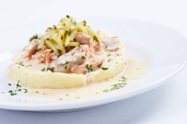 Beyaz tabakta patates püresi, yakın görüş. 