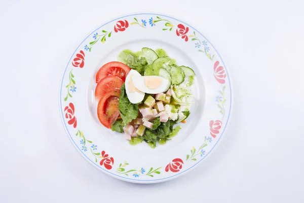 Φρέσκια Σαλάτα Λευκό Πιάτο Κοντινή Θέα — Φωτογραφία Αρχείου
