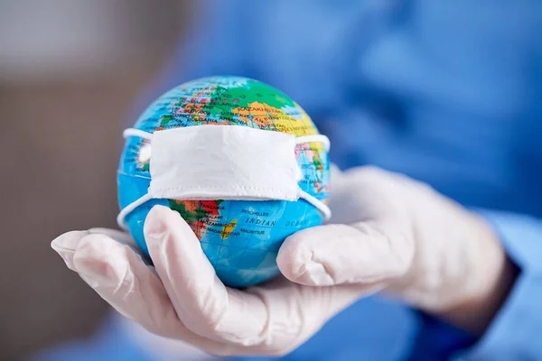 Medico Tenendo Globo Con Maschera Protettiva — Foto Stock