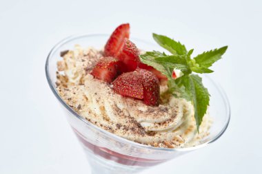 Çilekli tatlı ve kremalı cam, yakın görüş. 