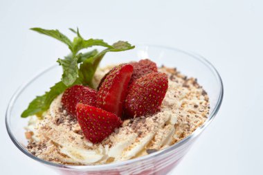 Çilekli tatlı ve kremalı cam, yakın görüş. 