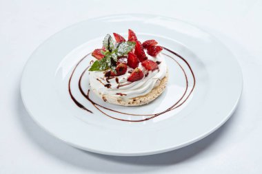 Beyaz tabakta çilekli pasta, yakın görüş. 