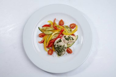 Sebzeli ve soslu tavuk, yakın görüş.