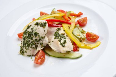 Sebzeli ve soslu tavuk, yakın görüş.