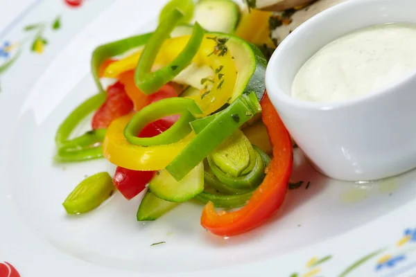 Pollo Con Verduras Pimientos Con Salsa Plato —  Fotos de Stock