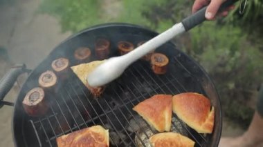 Mangal yaparken et ve ekmek hazırlayan adamın yakın görüntüsü  