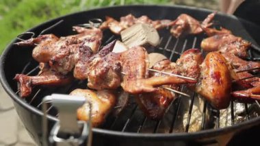 Izgarada kızaran et parçalarının yakın görüntüsü  