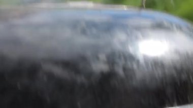 Testislerin çiğ et parçalarını ızgaraya çevirmesini yakından izle  