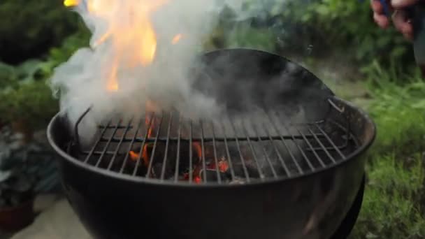 Man Spuiten Vloeistof Uit Spray Fles Ketel Houtskool Grill Tuin — Stockvideo