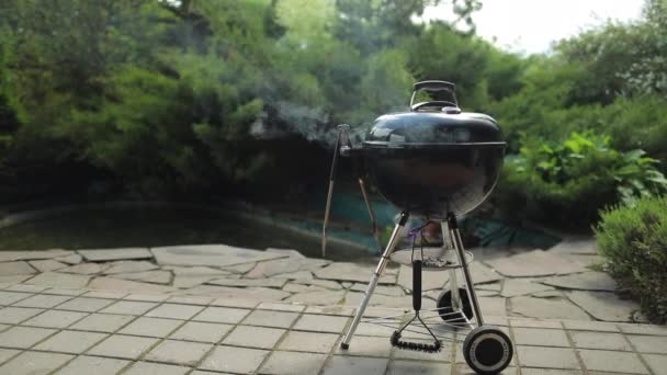 Close View Kettle Charcoal Grill Garden Summer Sunny Day — Stock Video