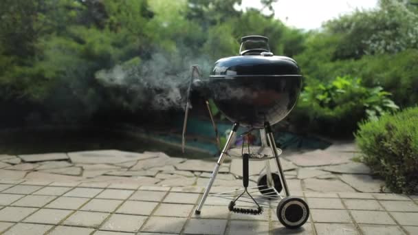 夏日阳光明媚时 花园内的水壶炭炉近景 — 图库视频影像