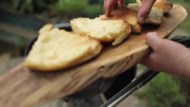 Mangal Yaparken Ekmek Hazırlayan Adamın Yakın Görüntüsü — Stok video