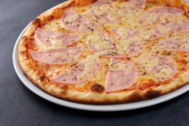 Beyaz tabakta sıcak taze pizza, yakın görüş.