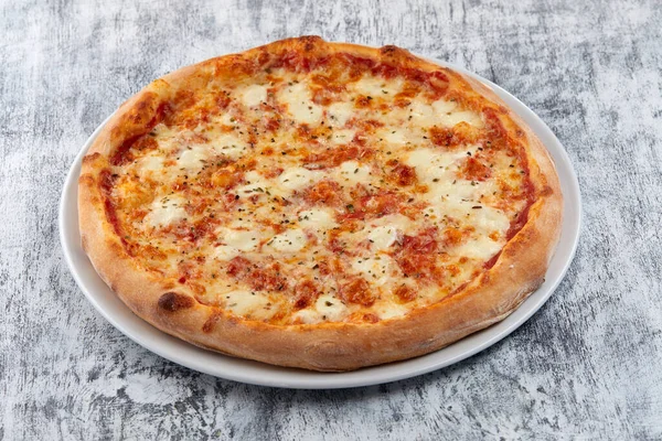 Ζεστό Φρέσκο Πίτσα Λευκό Πιάτο Κοντινή Θέα — Φωτογραφία Αρχείου