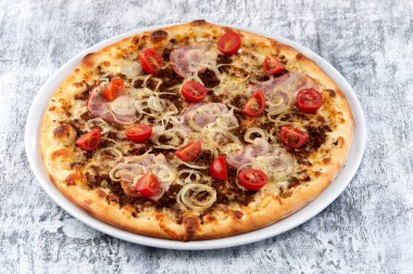 Beyaz tabakta sıcak taze pizza, yakın görüş.