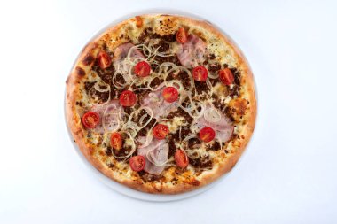 Beyaz tabakta sıcak taze pizza, yakın görüş.