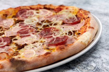 Beyaz tabakta sıcak taze pizza, yakın görüş.