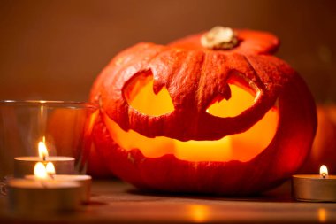 Cadılar Bayramı balkabağı ve mumlar masada, yakın görüş 